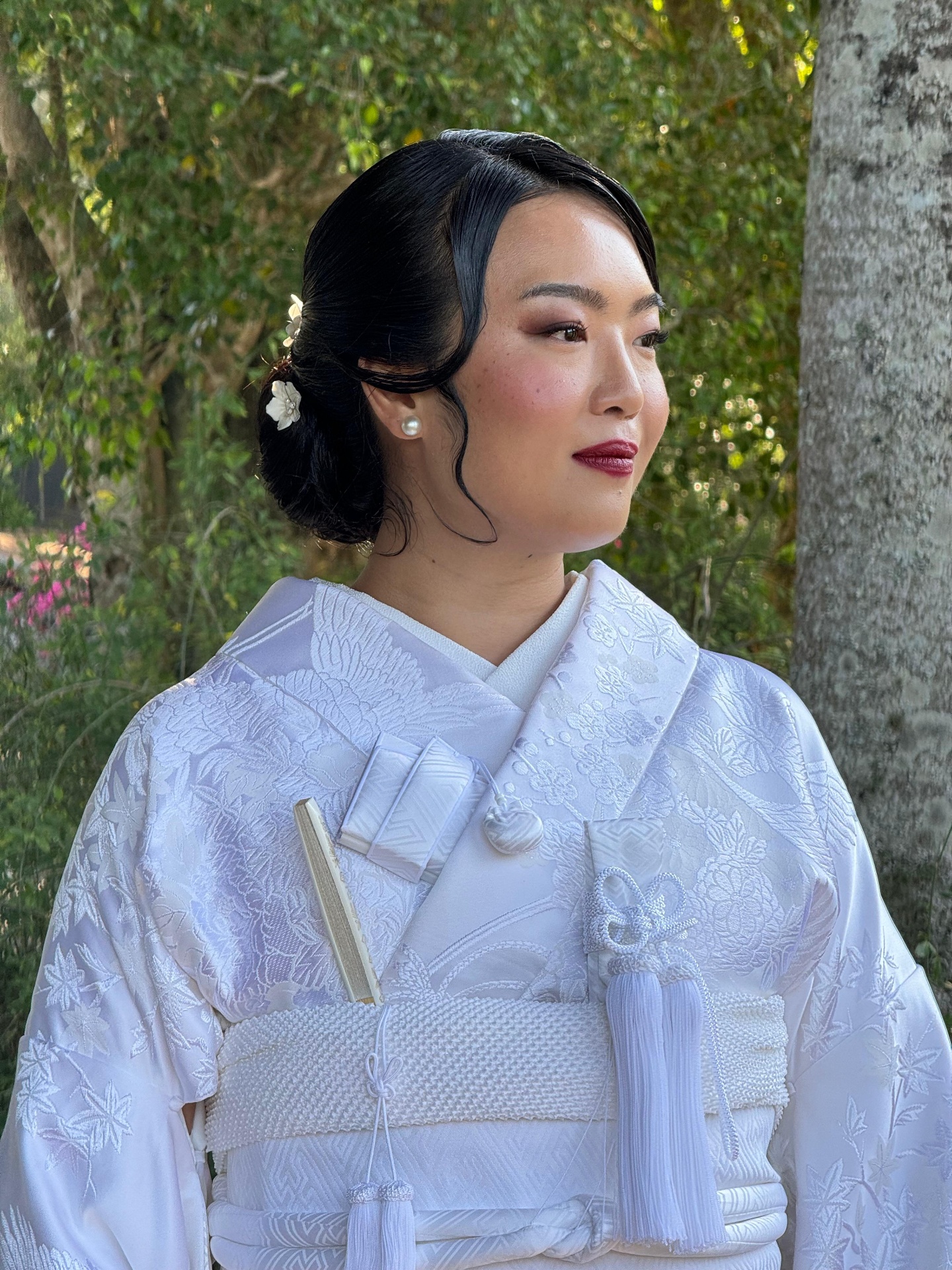 Noiva em kimono branco com penteado preso e flores