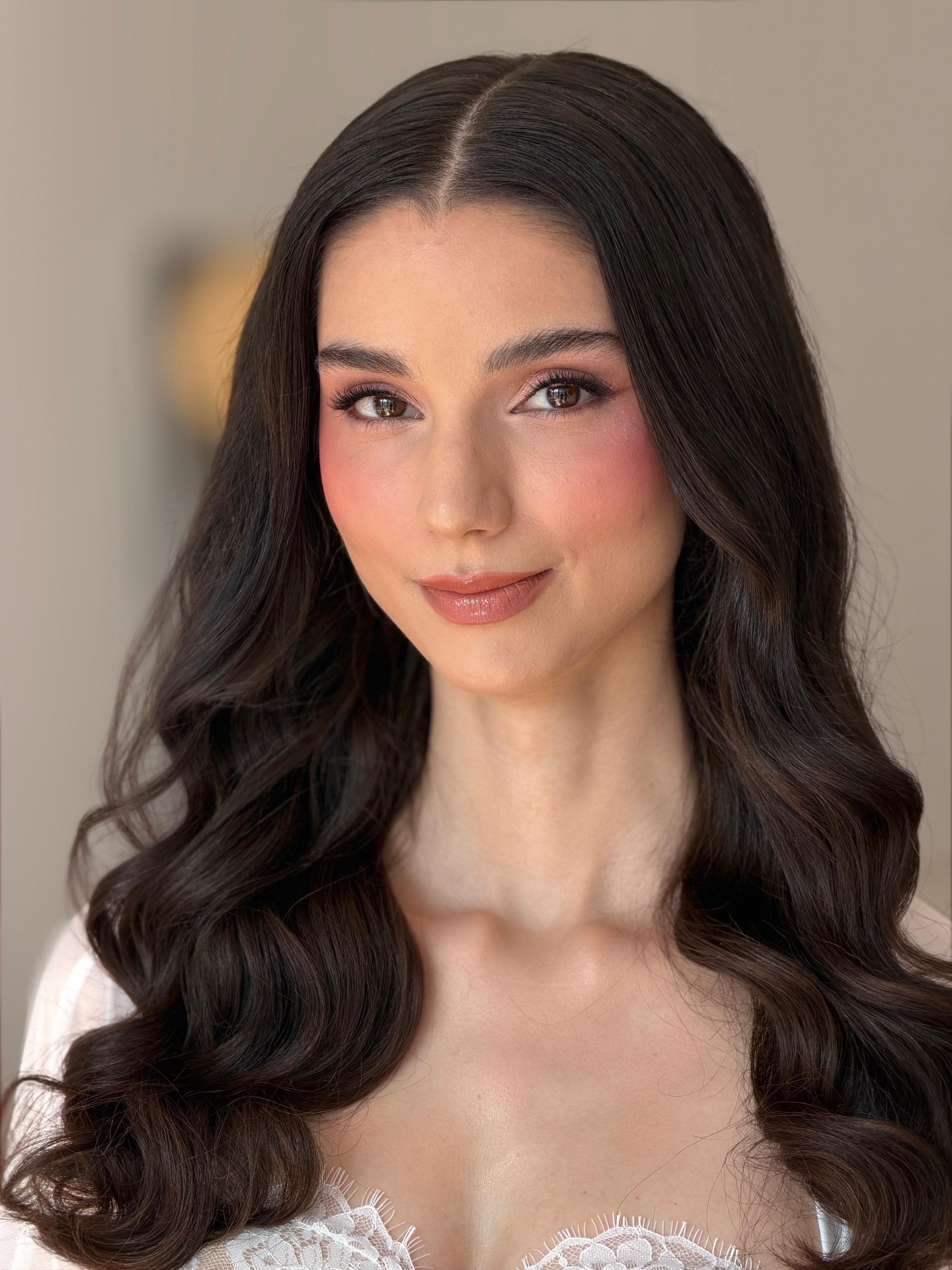 Noiva com ondas hollywood e blush rosê marcante