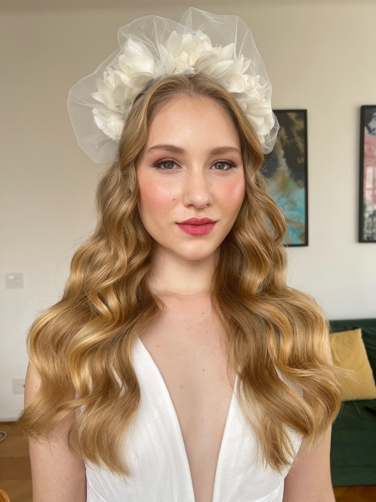 Noiva com coroa floral e cachos definidos