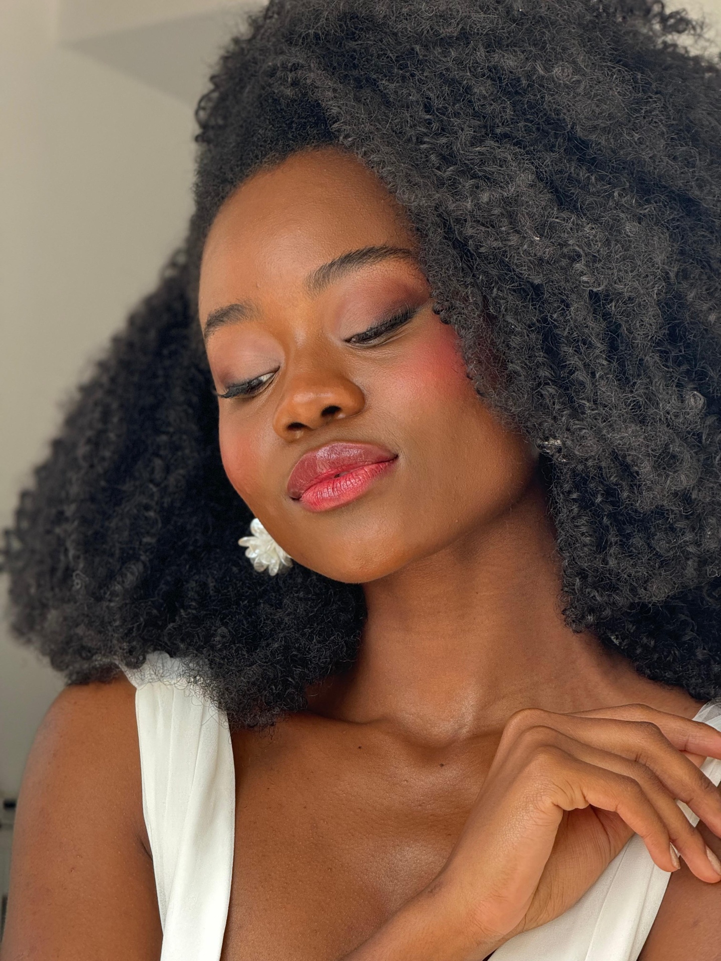 Noiva com cabelo cacheado natural e maquiagem luminosa
