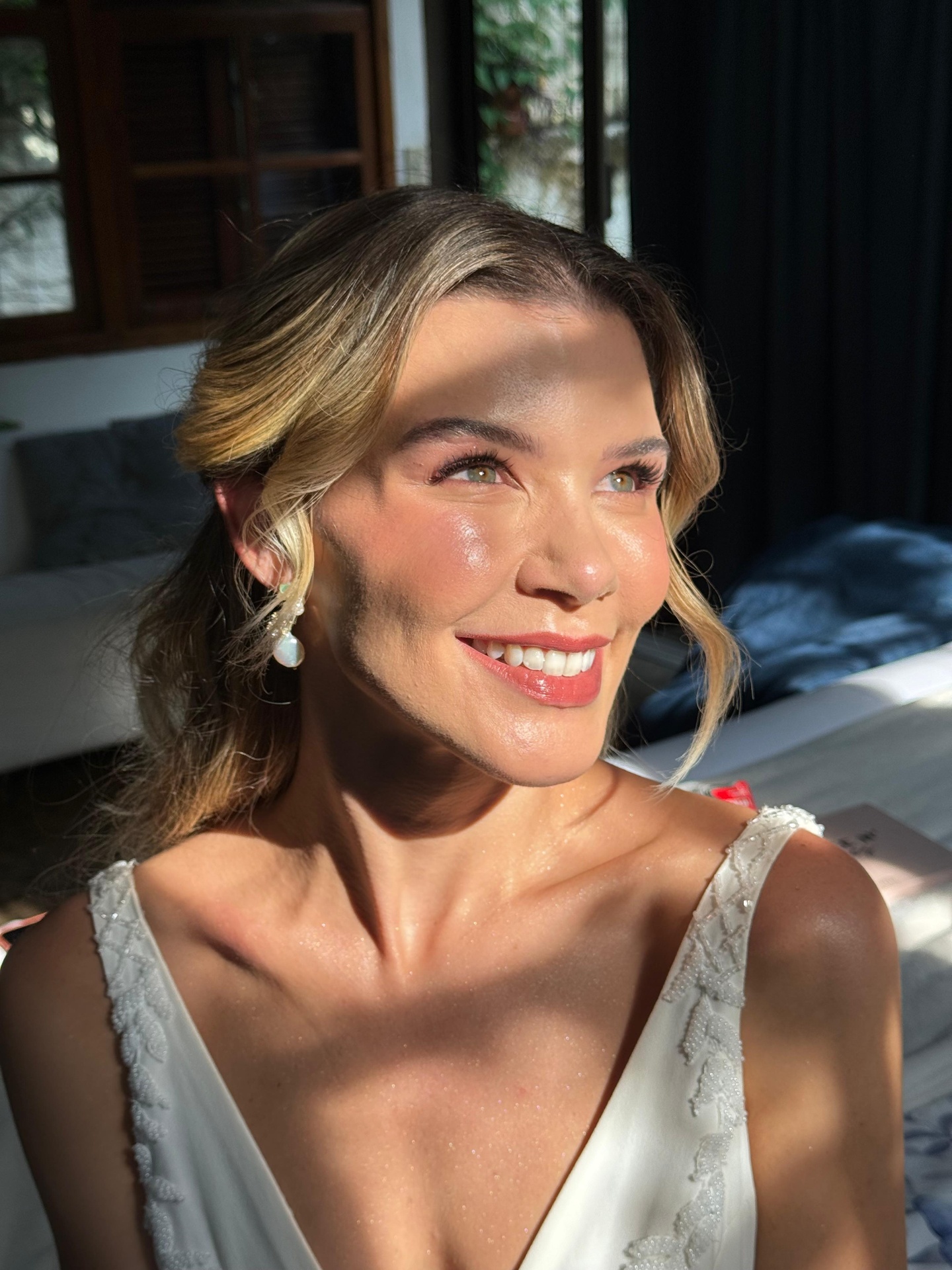Noiva sorrindo com luz natural e pele luminosa