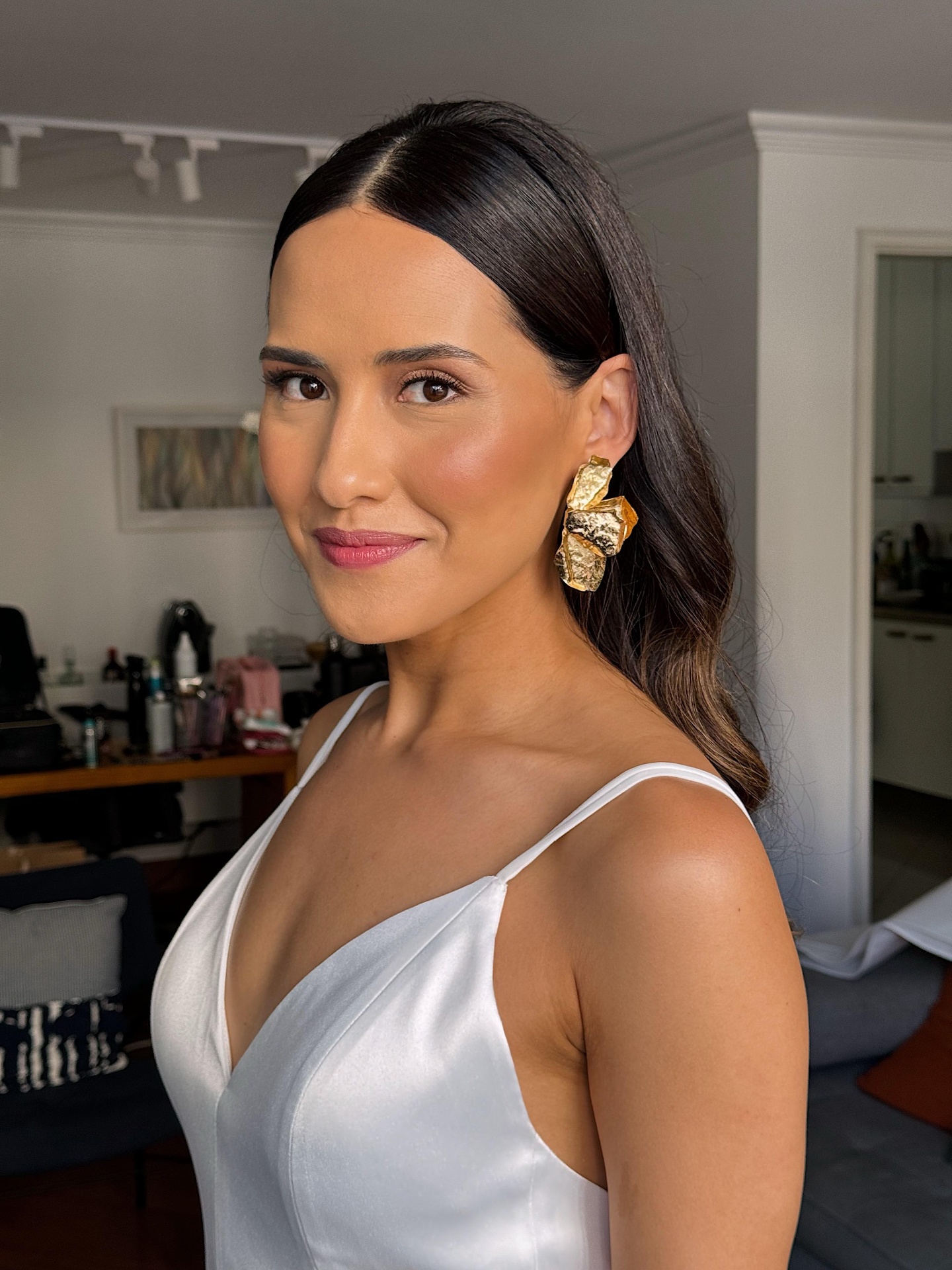 Noiva com penteado liso e brincos dourados
