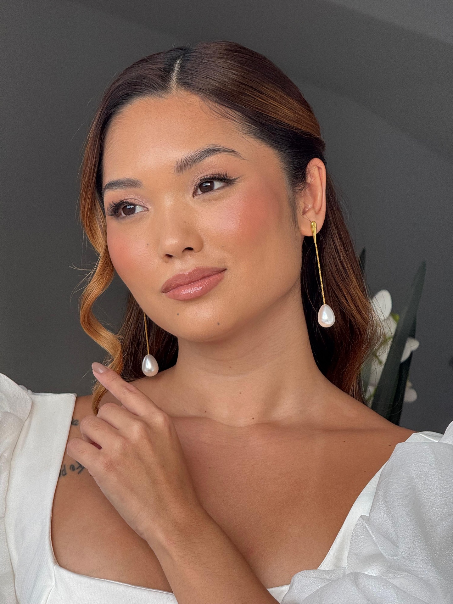 Noiva com maquiagem glow e brincos longos de pérola