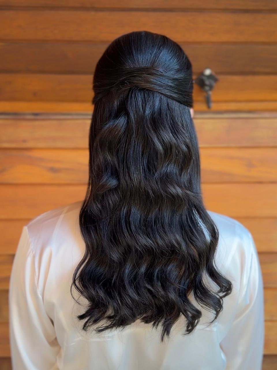 Penteado meio preso com ondas longas e brilhantes